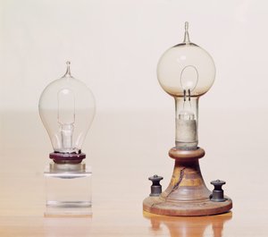 Primeras bombillas: izquierda: primera bombilla comercial, derecha: lámpara de filamento eléctrico hecha por Thomas Alva Edison